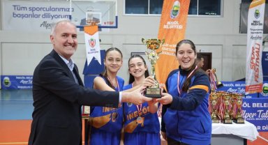 Bursa İnegöl'de sokak basketbolunda şampiyonlar kupalarına kavuştu