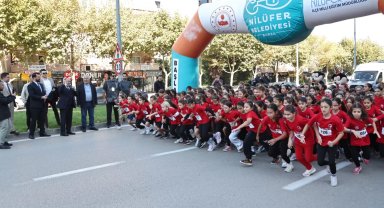 Bursa Nilüfer'de bin 749 öğrenci Cumhuriyet'e koştu
