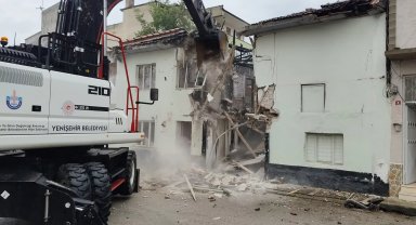 Bursa Yenişehir'de metruk binalar tek tek yıkılıyor