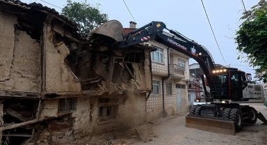 Bursa Yenişehir'in kırsalındaki metruk binalar da yıkılıyor