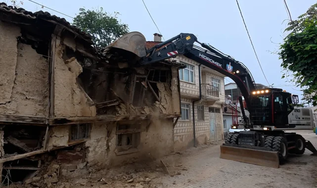 Bursa Yenişehir'in kırsalındaki metruk binalar da yıkılıyor