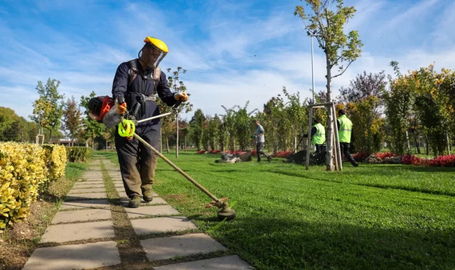 Bursa'da park ve bahçelere düzenli bakım