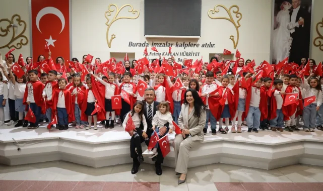 Çınar Çocuk Evleri'nin minikleri Cumhuriyet için sahne aldı