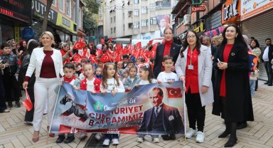Çınarlı minikler Cumhuriyet coşkusunu kortej ve koro ile yaşadı