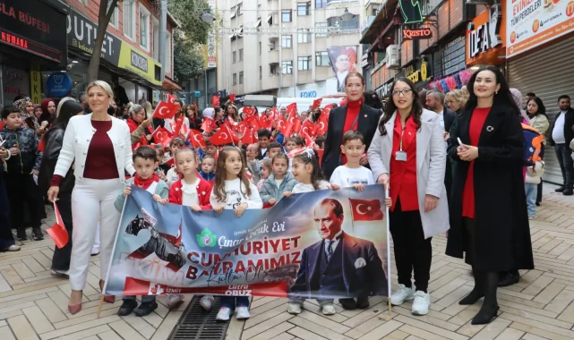 Çınarlı minikler Cumhuriyet coşkusunu kortej ve koro ile yaşadı