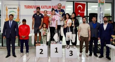 Cumhuriyet coşkusu kortlara taşındı