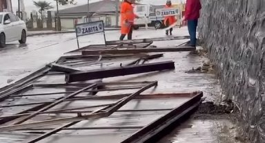 Düzce Akçakoca'da fırtına tabelaları devirdi
