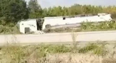 Düzce'de benzin yüklü tanker devrildi