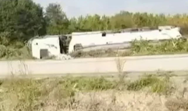 Düzce'de benzin yüklü tanker devrildi