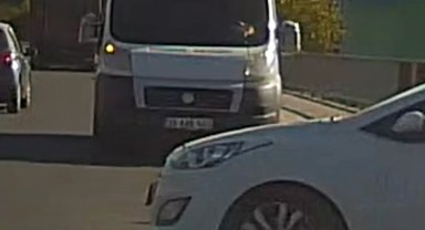 Düzce'de ters yönde ilerleyen minibüs trafiği tehlikeye düşürdü