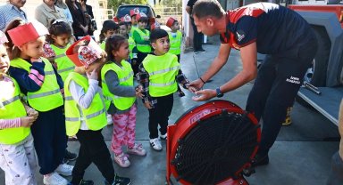 Efes Selçuk'lu miniklerden itfaiye haftası'nda anlamlı ziyaret
