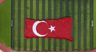 Gökyüzünde Türk bayrağıyla rekor! 3 bin 37 metrekarelik dev bayrak dalgalandırıldı