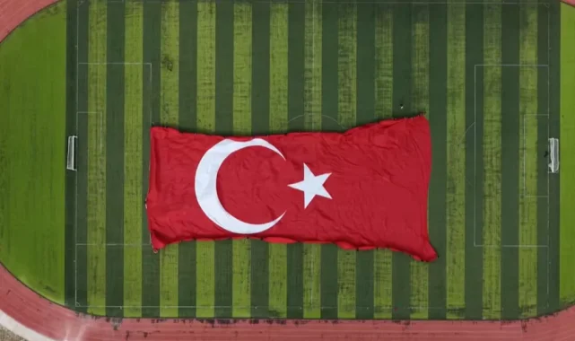 Gökyüzünde Türk bayrağıyla rekor! 3 bin 37 metrekarelik dev bayrak dalgalandırıldı