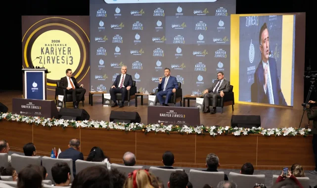 GTÜ Rektörü Başiskele Kariyer Zirvesi'nde gençlerle buluştu