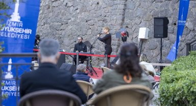 İzmir Şato Kütüphanesi'nde ders molasında müzikli motivasyon