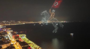 İzmir'de Cumhuriyet coşkusu gökyüzüne taştı