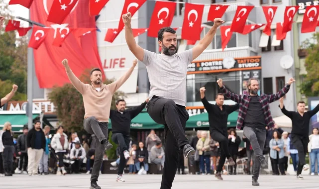 İzmit'ten Cumhuriyet'e 41 kişilik zeybekli selam