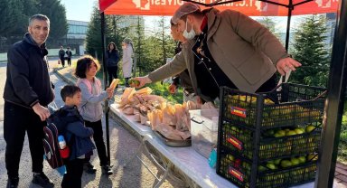 İzmit'ten öğrencilere kek ve mandalina ikramı