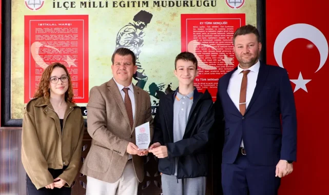 Keşan'da çevre duyarlılığıyla örnek olan liseliye Müdür Kemik'ten plaket