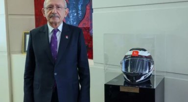 Kılıçdaroğlu, motokurye Murat Can Pekeroğlu'nun kaskını makam odasına koydu