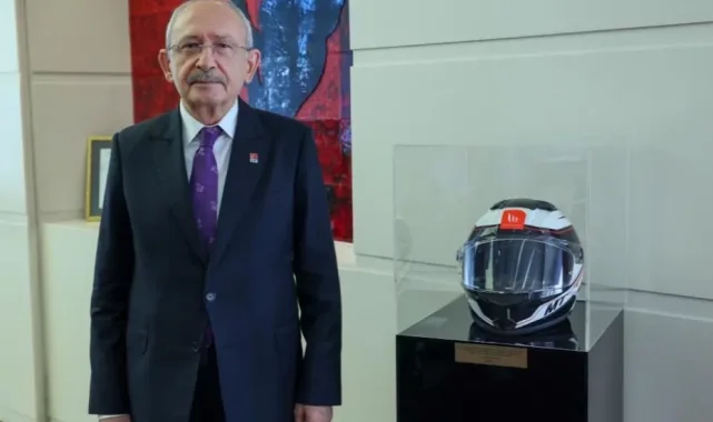 Kılıçdaroğlu, motokurye Murat Can Pekeroğlu'nun kaskını makam odasına koydu