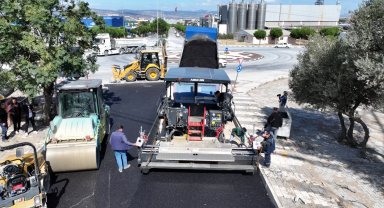 Manisa Yunusemre Emlakdere'de 2 kilometrelik yola sıcak asfalt