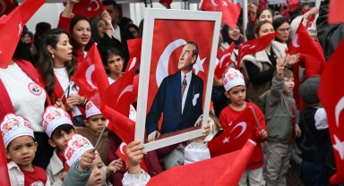 Manisa'da çocukların Cumhuriyet ve bayram sevinci