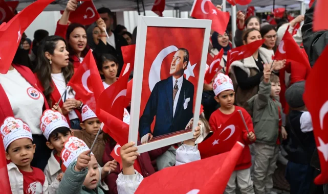 Manisa'da çocukların Cumhuriyet ve bayram sevinci