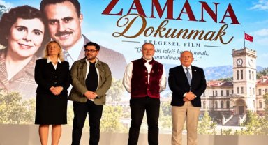Manisa'da 'Zamana Dokunmak' izleyiciyle buluştu