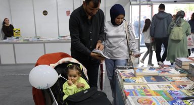 Minik eller bu fuarda ilk kitaplarını seçti