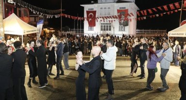 Mudanya'da yağmur altında Cumhuriyet valsi