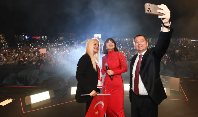 Osmangazi'de Cumhuriyet Coşkusu Göksel'in şarkılarıyla taçlandı
