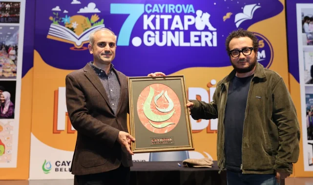 Oytun Erbaş, Çayırovalı sevenleriyle kitap günlerinde buluştu