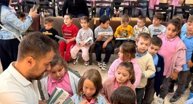 Sakaryalı minikler "Bir Hikaye Bin Neşe" ile eğlendi
