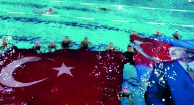Uzunköprü'de su üstünde Cumhuriyet gururu