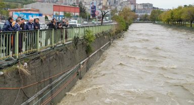 Vali Davut Gül, Kağıthane'de sağanak yağış sonrası incelemelerde bulundu