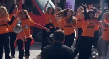 Yonca Evcimik trafiği durdurdu