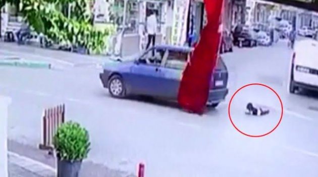 3 yaşındaki çocuk yola düştü
