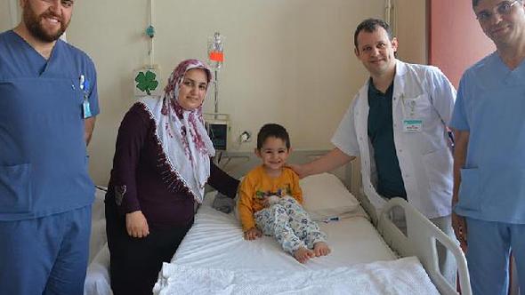 3 yaşındaki Ömer ameliyatla böbrek taşından kurtuldu
