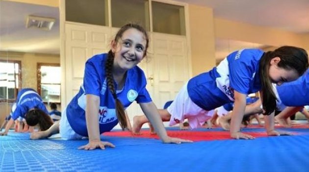 300 Öğrenci Kendini Savunmasını Öğreniyor