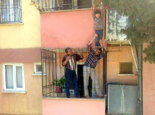 5'inci Katta Mahsur Kalan Engelli Çocuk Kurtarıldı