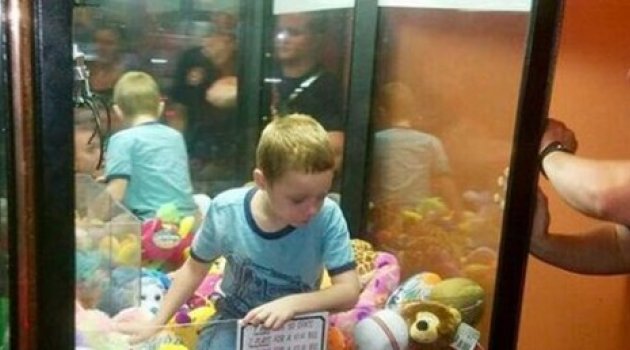 ABD'de Bir Çocuk Oyuncak Makinesinde Mahsur Kaldı