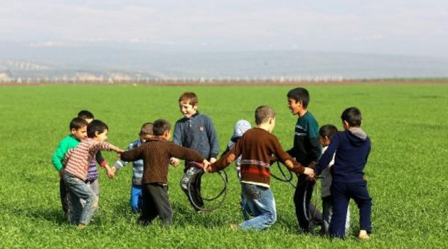 Afrin Sınırında Çocuklar Hayatlarına Devam Ediyor