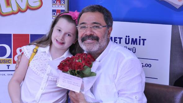 Ahmet Ümit minik okurlarıyla buluştu