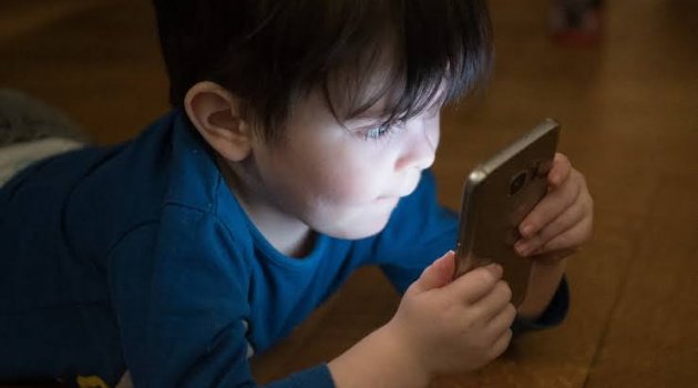 Akıllı telefon kullanım yaşı 3’e kadar düştü