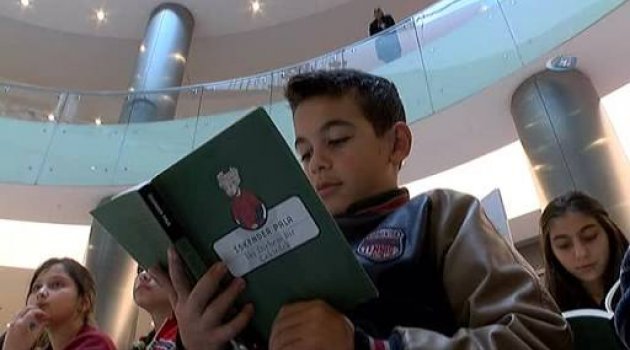 Alışveriş Merkezi'nde Topluca Kitap Okudular