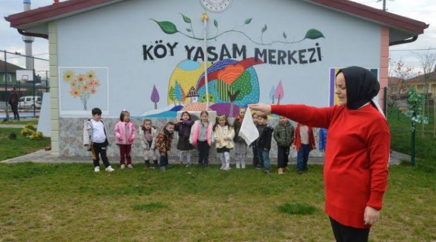 Anaokulu öğrencileri ebru sanatını öğreniyor
