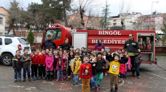 Anaokulu öğrencilerine itfaiye eğitimi