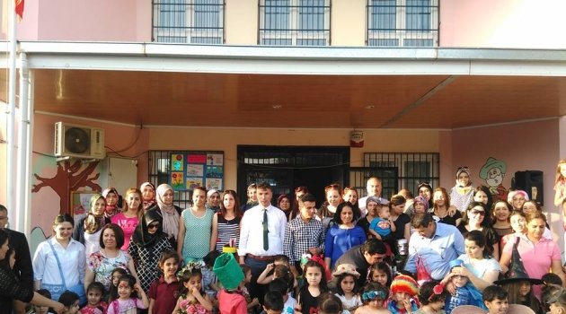 Anaokulu Öğrencilerinin Atık Materyallerden Elbise Tasarım Yarışması