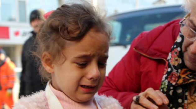 Anne ve Babasını Kaybeden Iraklı Çocuğun Gözyaşları